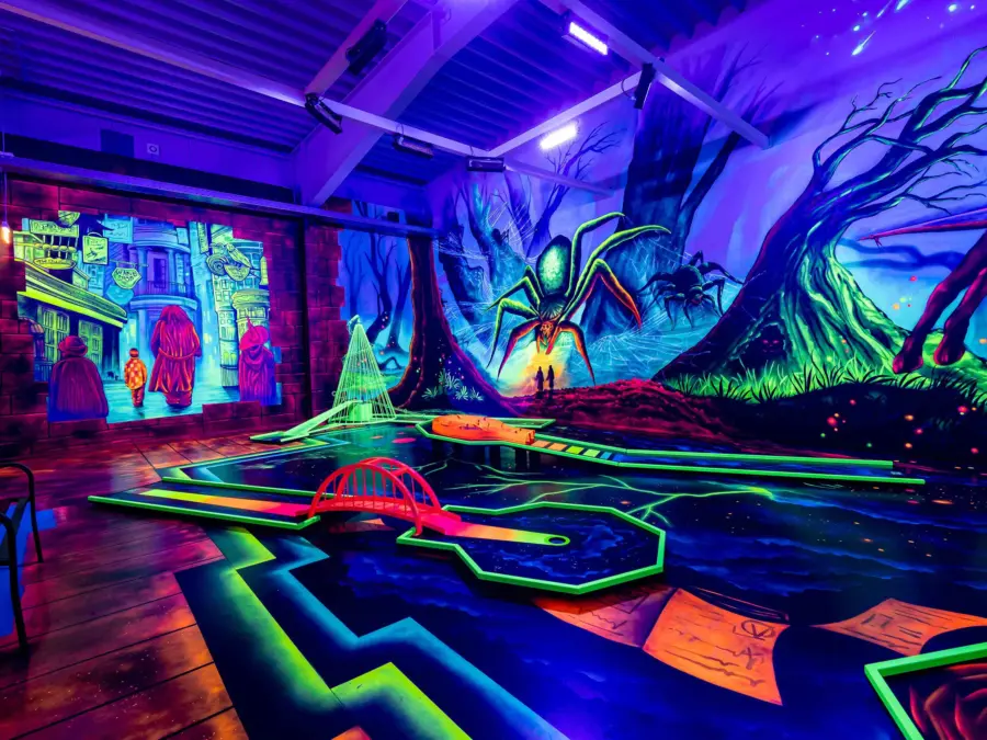 Glow in the dark minigolf