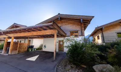 Neukirchen Nationalpark chalet Gamsmutter zomer aanzicht carport